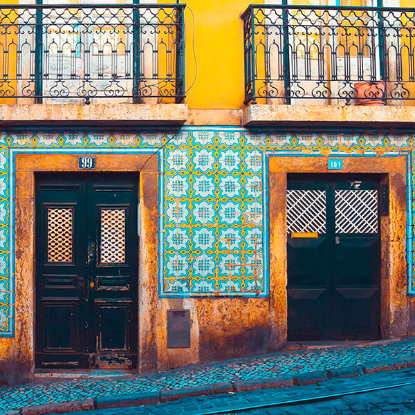 prédio amarelo com azulejos em Lisboa