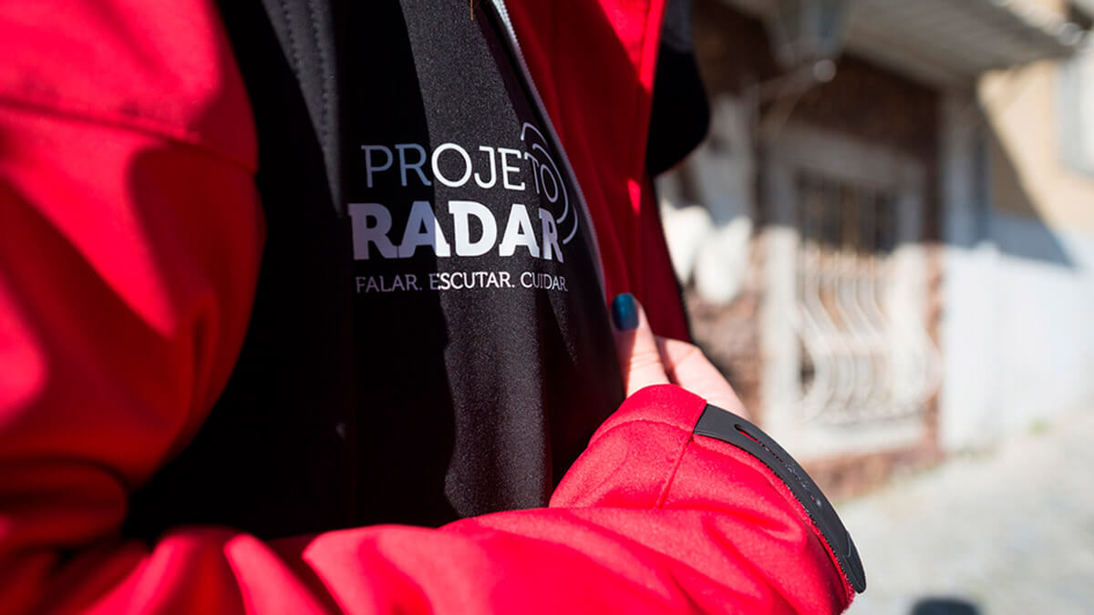 grande plano do logotipo do Radar em colete de rapariga