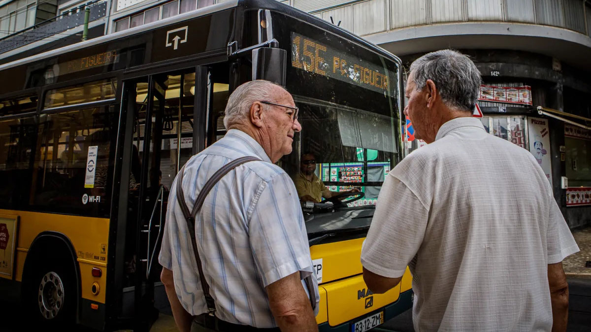 Idosos esperam por autocarro em Lisboa