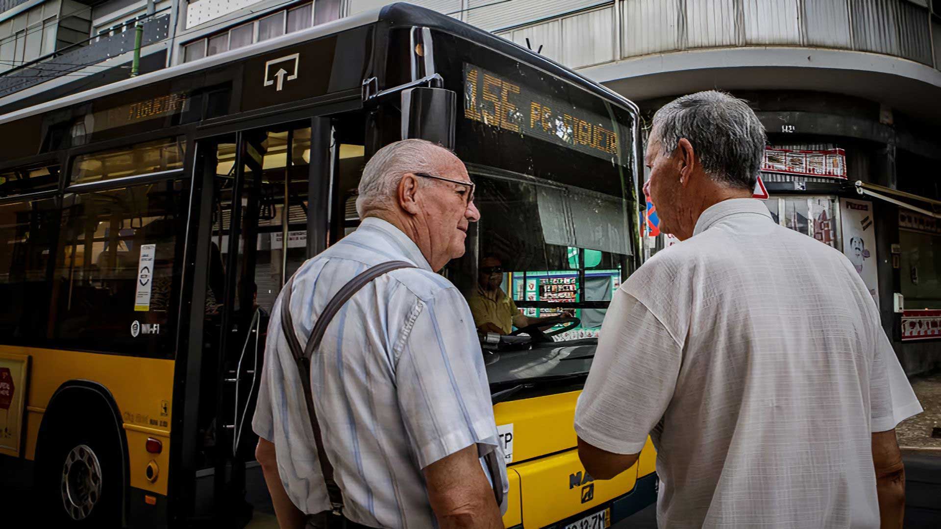 Idosos na paragem do autocarro