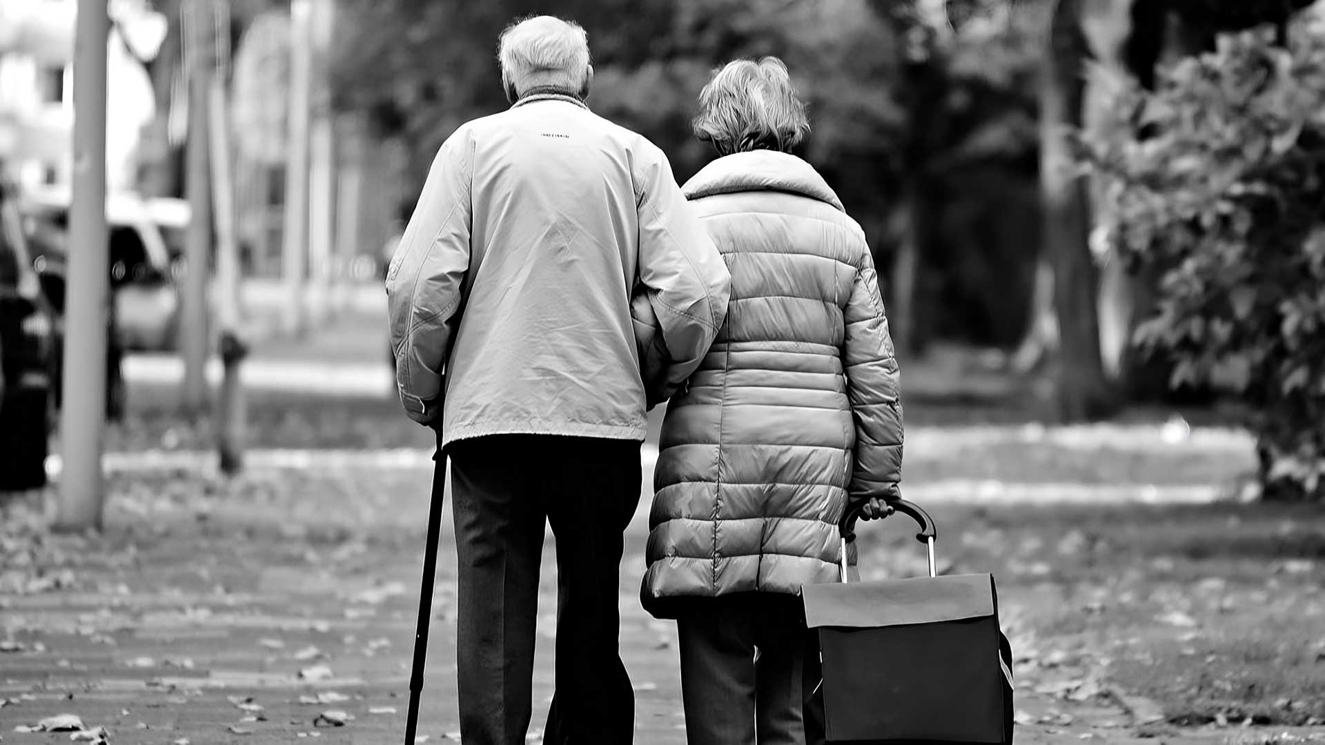 Casal de idosos passeia na cidade