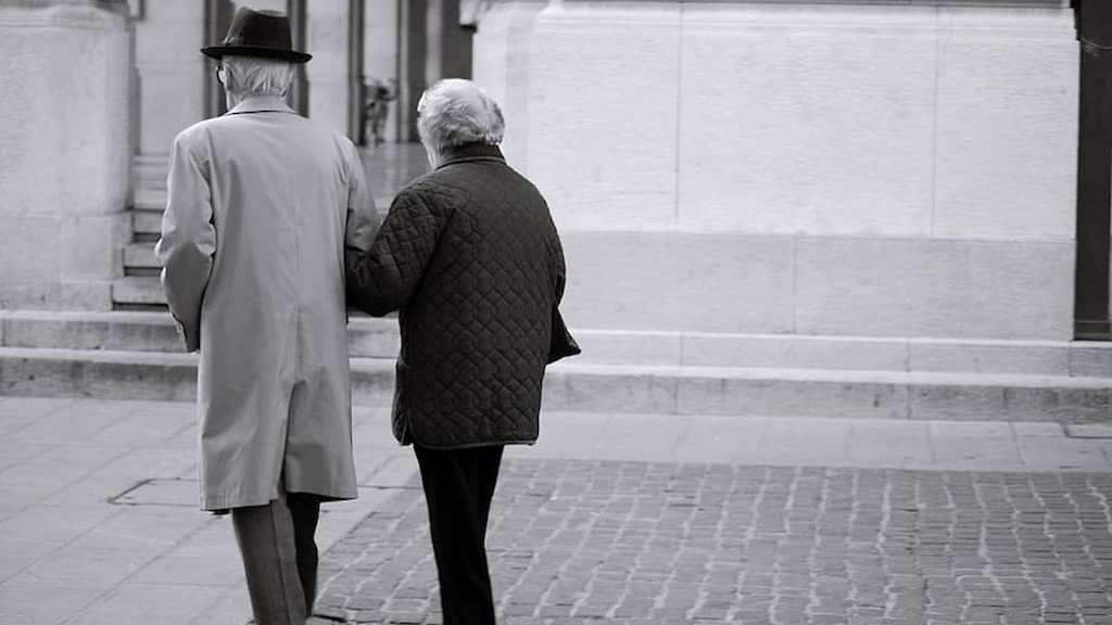casal de idosos na cidade