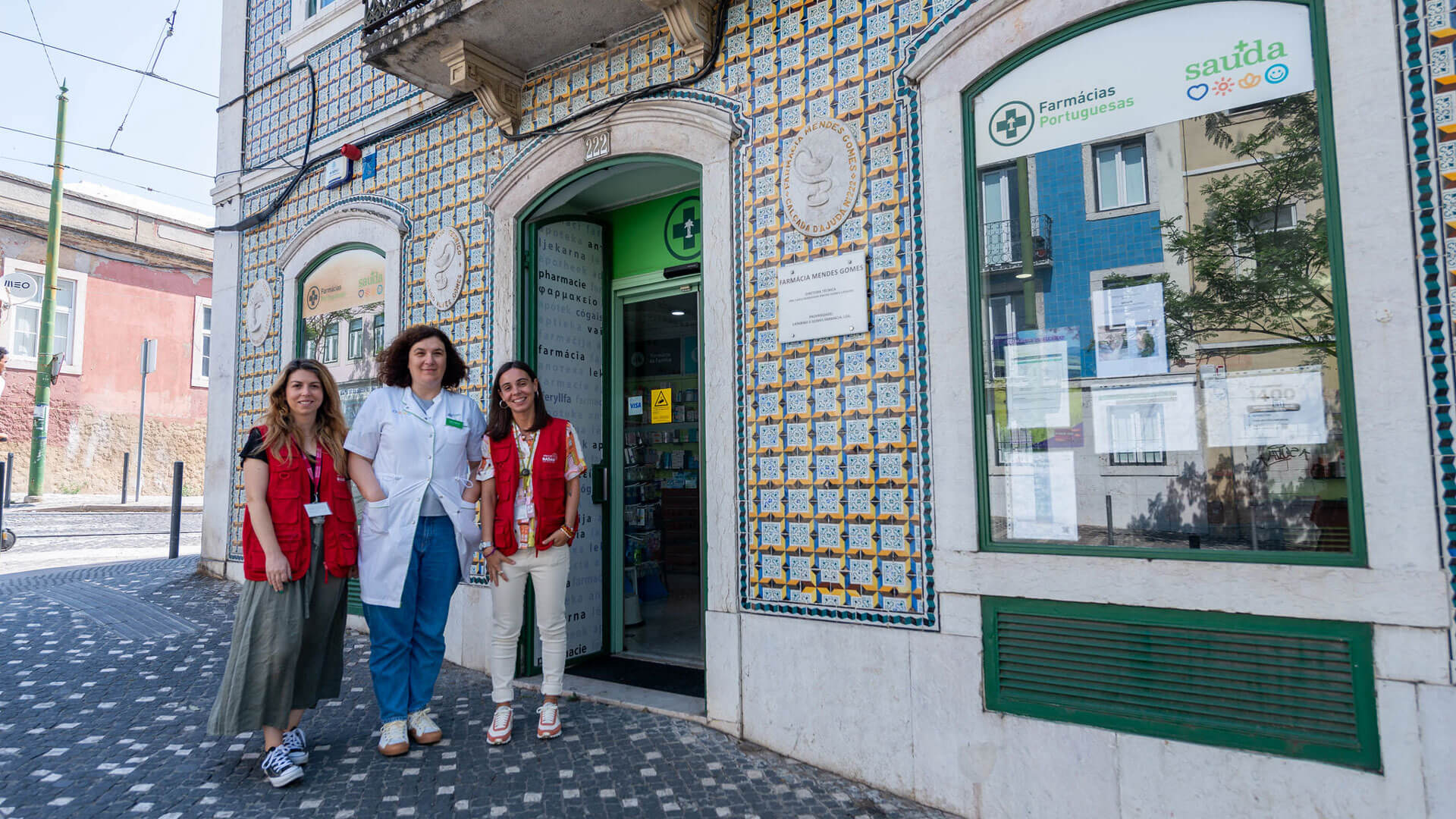 Dois colaboradores do Radar e Carla Catarino, diretora técnica da farmácia Mendes Gomes