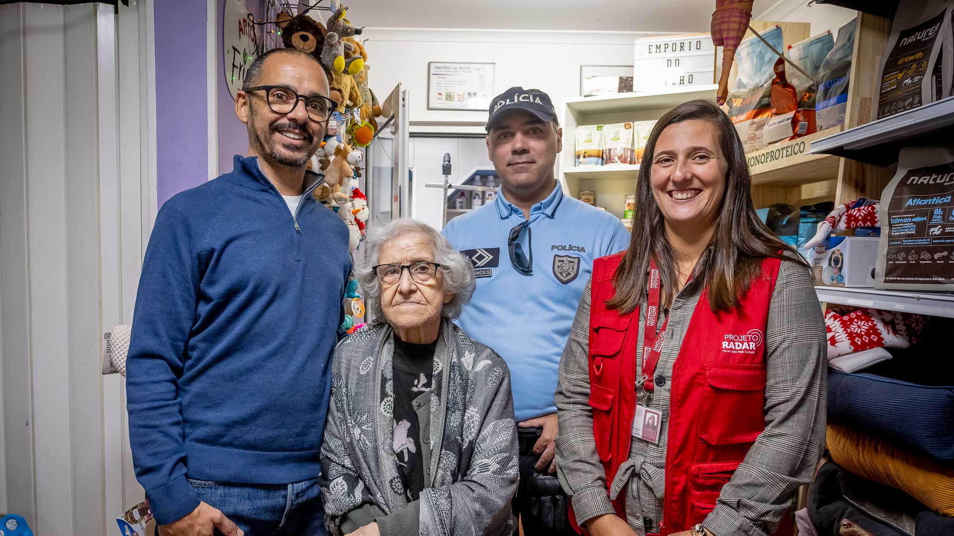 Rui Miguel, proprietário da loja, com Adelina, agente da PSP e voluntária do Radar