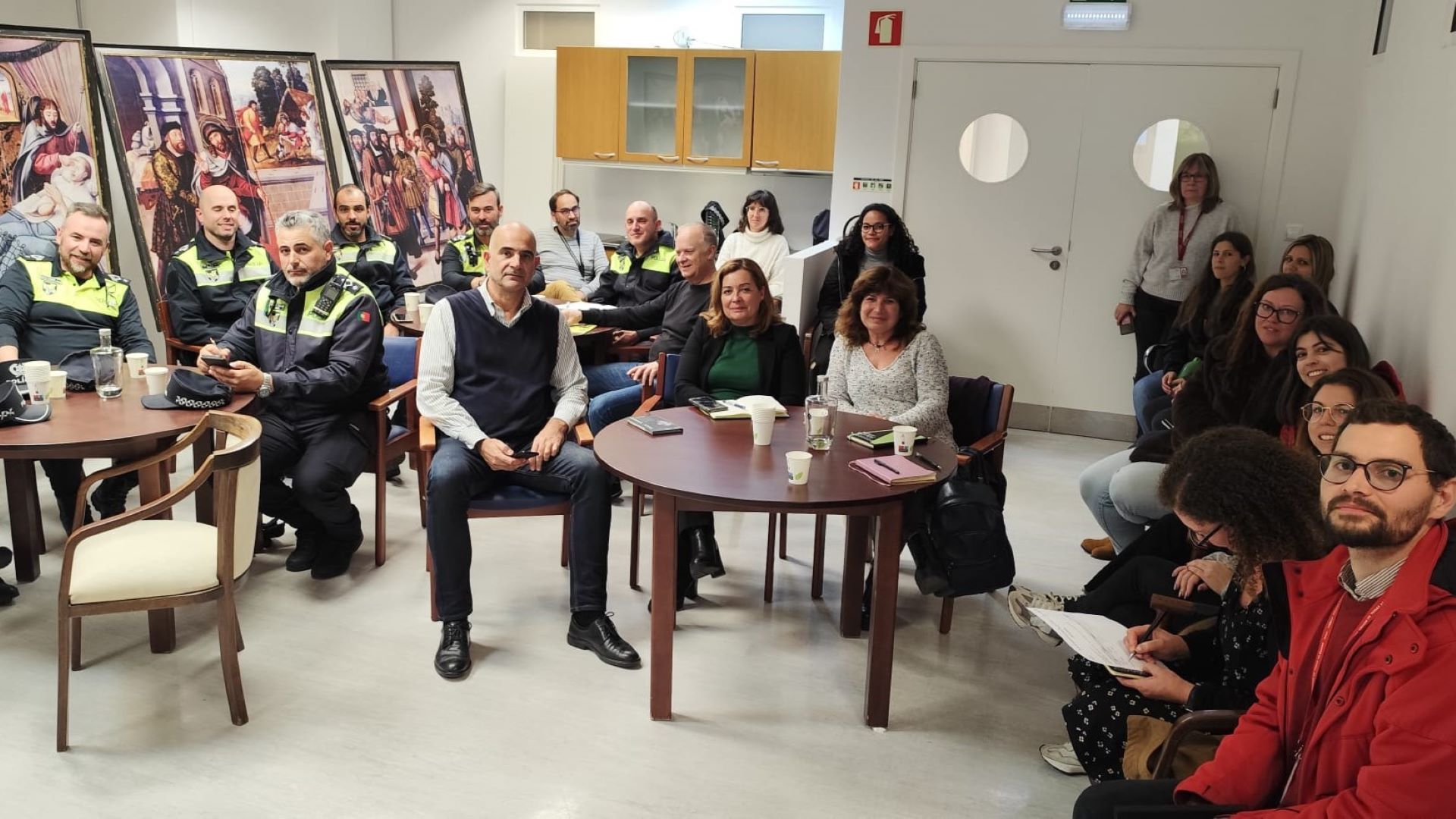 Elementos da Polícia Municipal em sala do CLIC-Lx