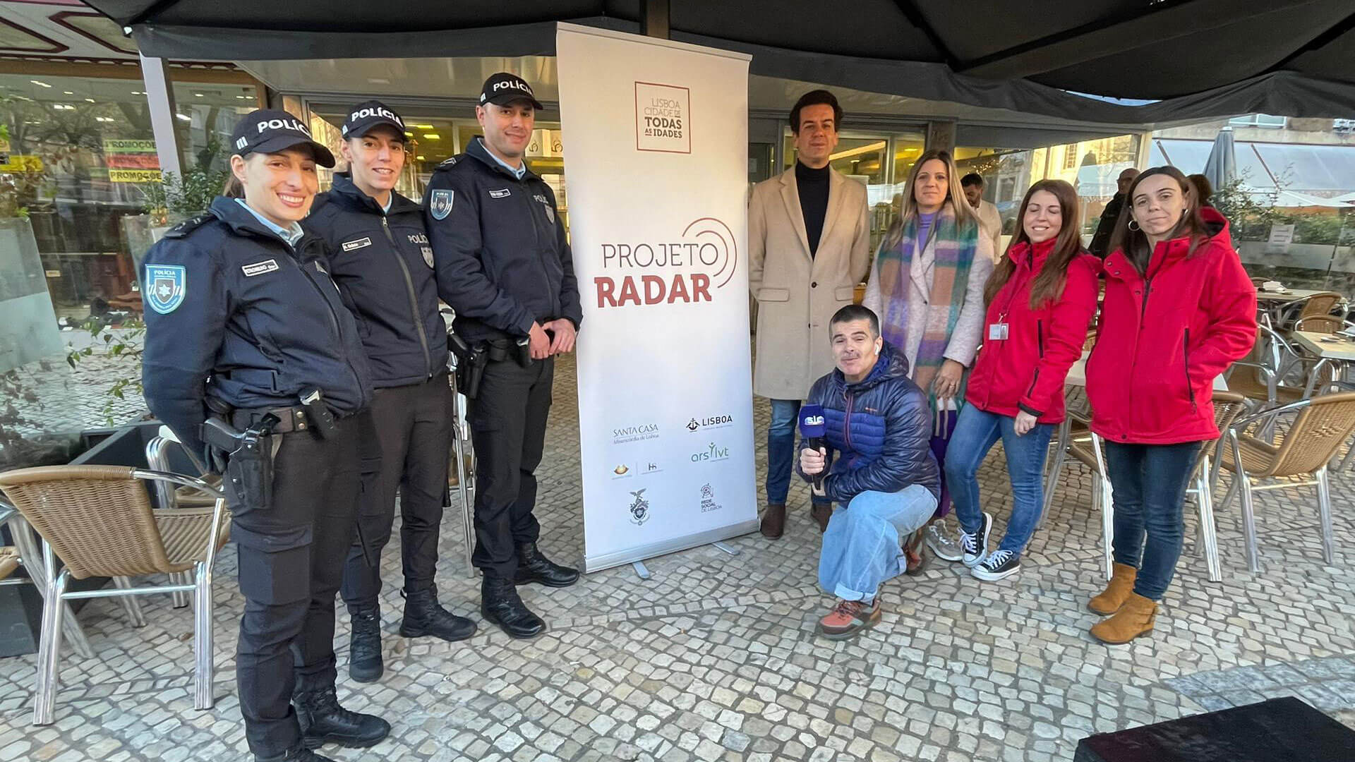 Equipa do Alô Portugal com PSP e voluntários do Radar