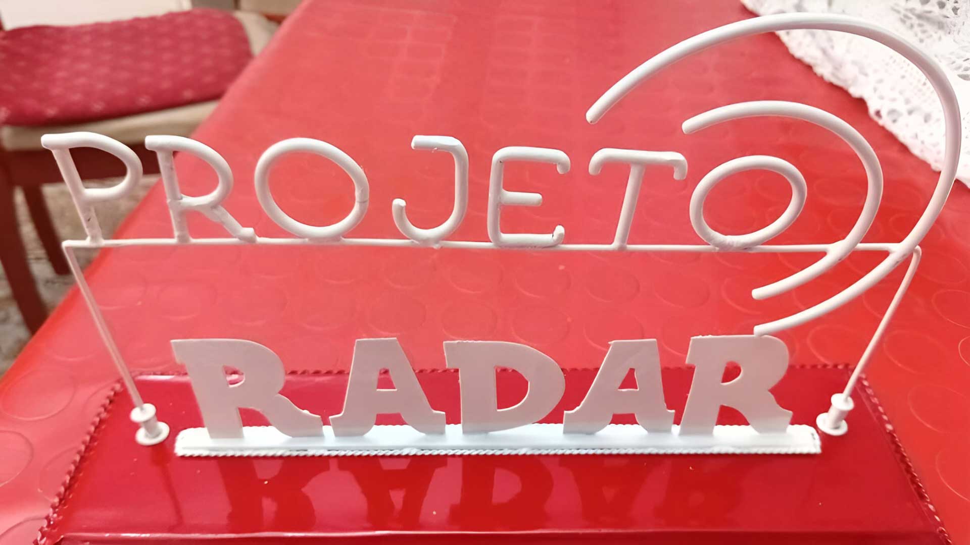 Símbolo do projeto RADAR, feito através de chapas de zinco