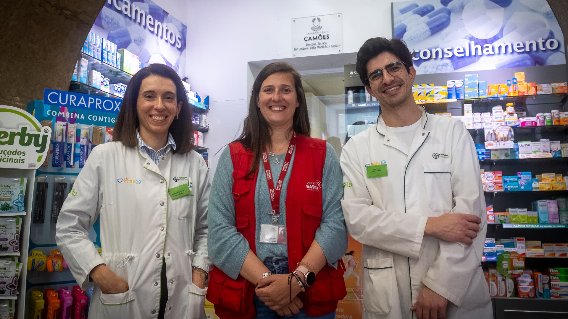 Staff da Farmácia Camões e voluntária do Radar