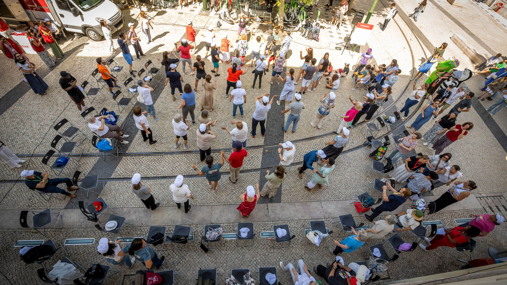 Várias pessoas em aula de fitness no Largo da Trindade