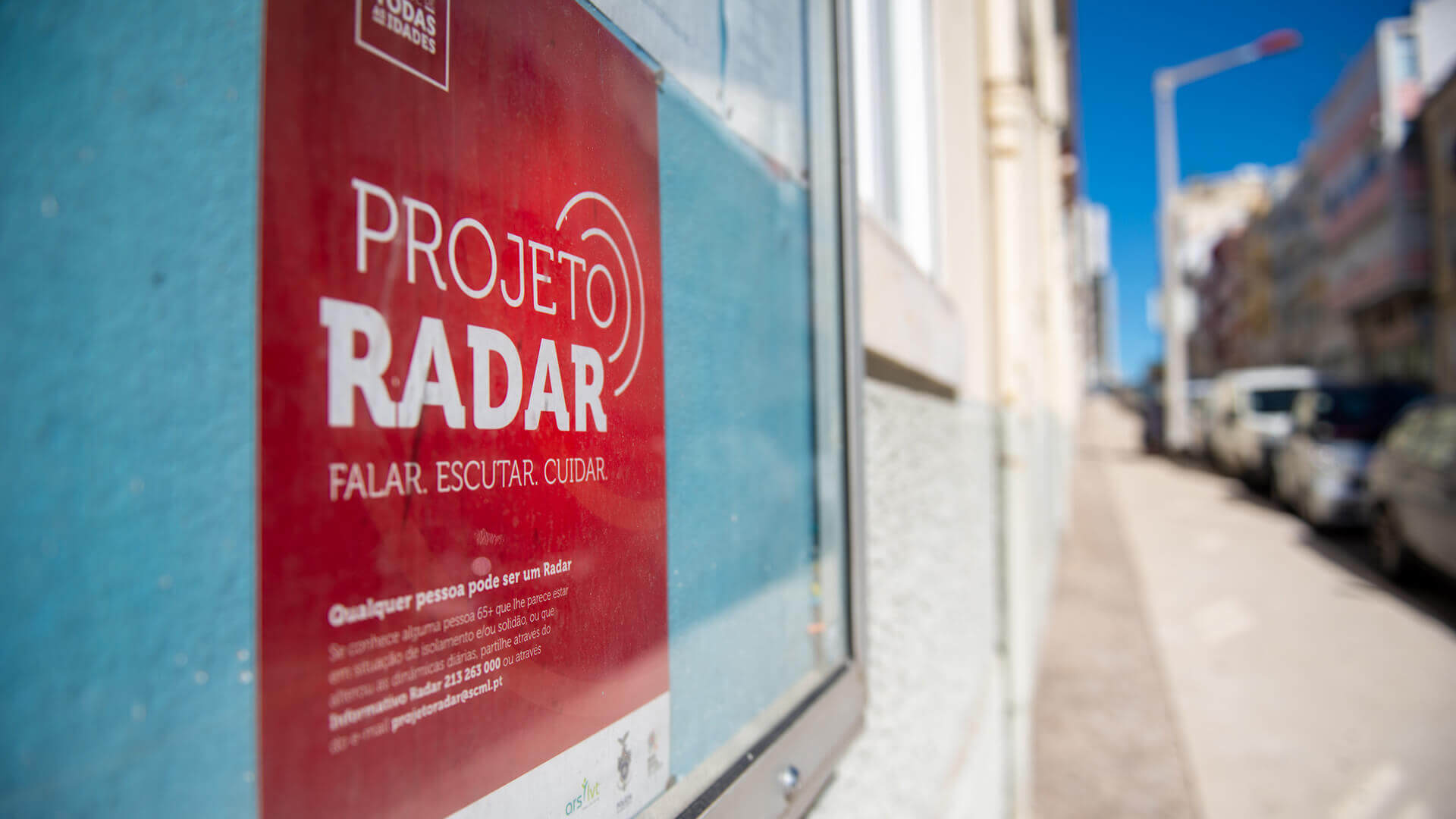 Cartaz do Projeto Radar numa parede de edifício