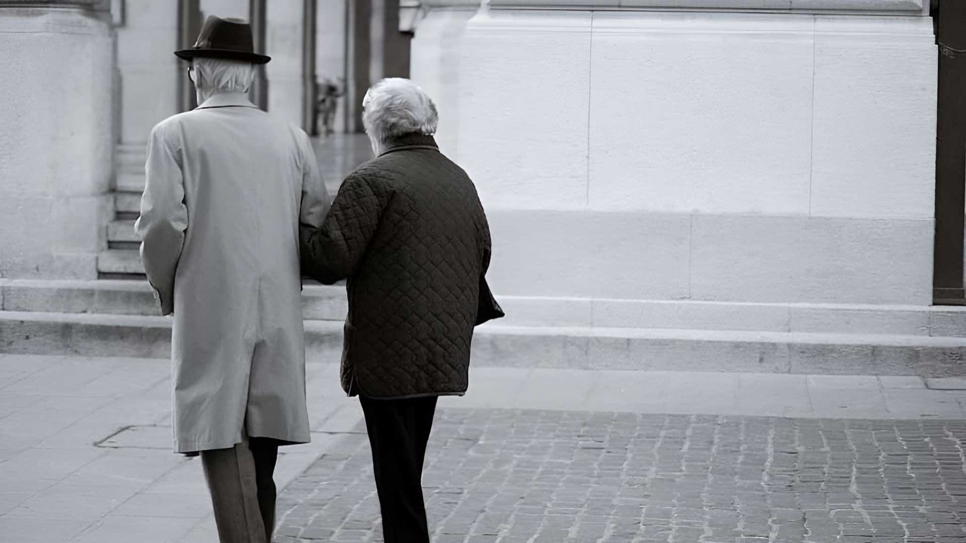 Casal de idosos passeia na cidade