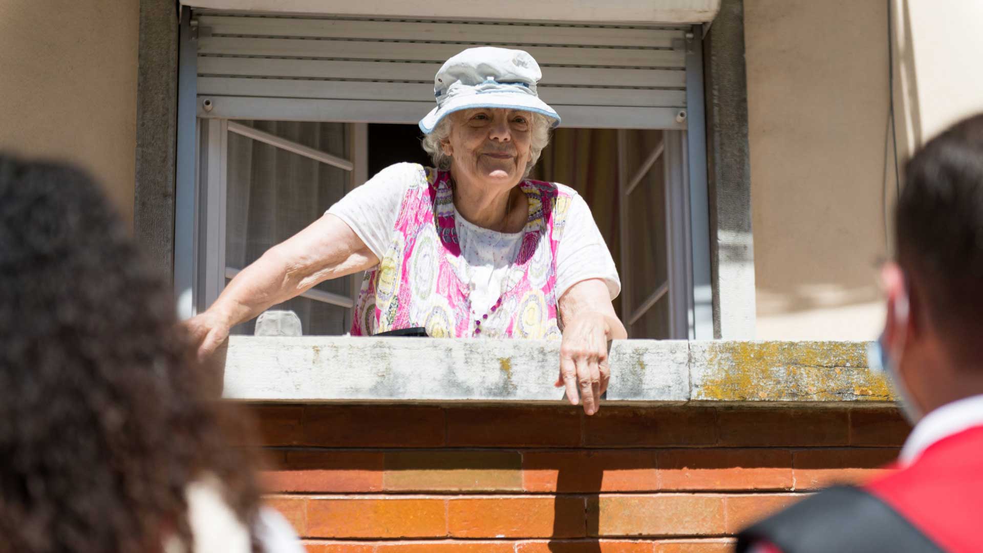 Voluntários do Radar falam com idosa