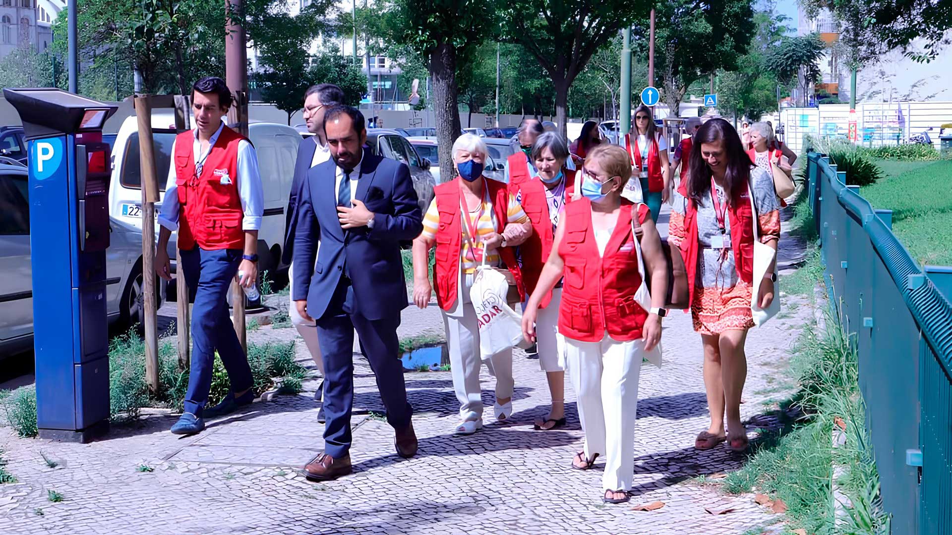 Voluntários do Radar e membros da Junta de Freguesia de Campo de Ourique percorrendo o bairro