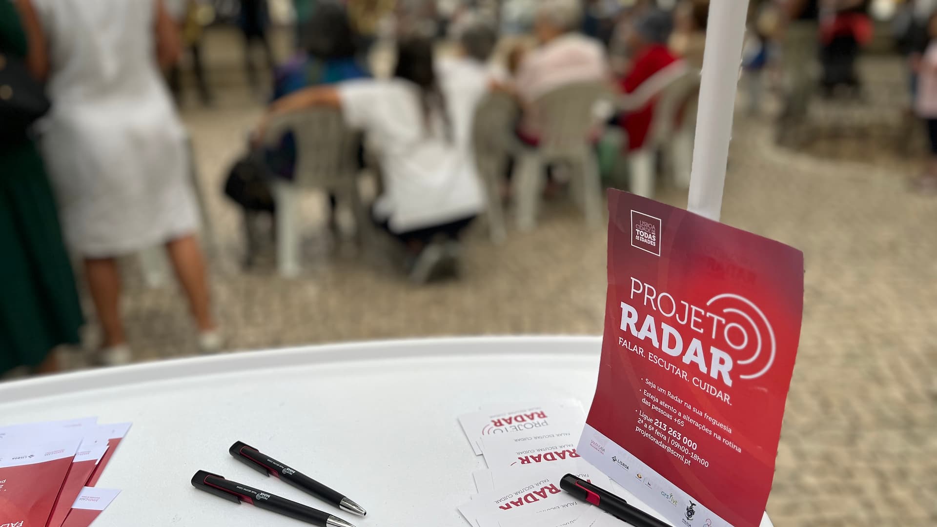 mesa com cartaz do Radar