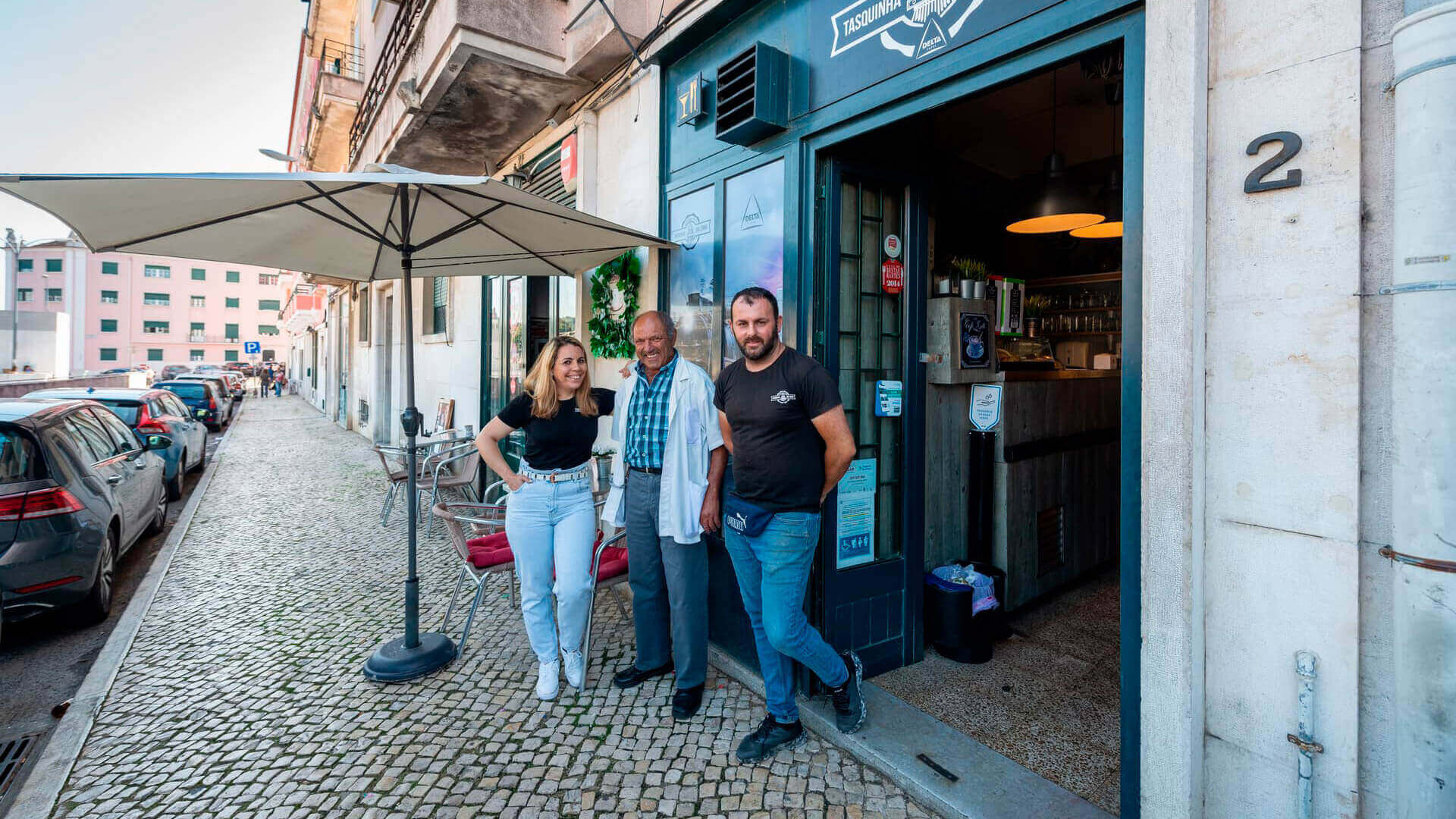 Rosa Ferreira, o pai e o marido à porta da Tasquinha da Linha