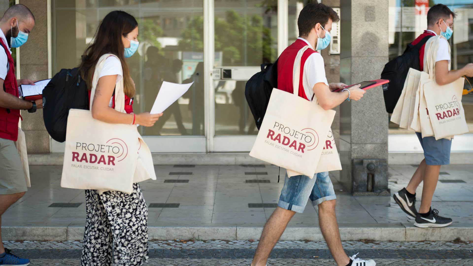 Voluntários do Radar percorrem rua de Lisboa