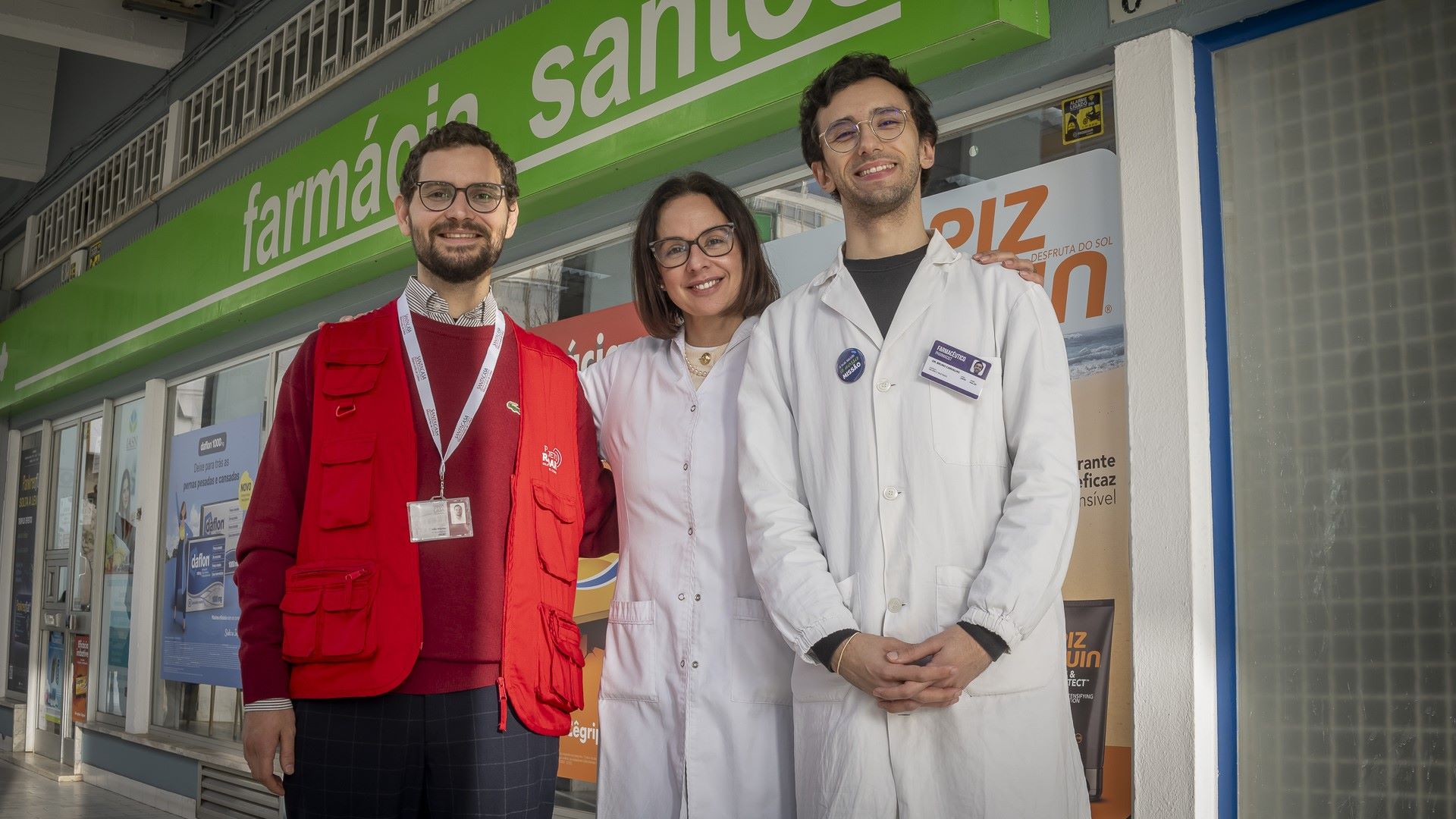 Cátia Alexandre, Dr. Bruno, diretor técnico da Farmácia Santos, e João Mendes, mediador do projeto RADAR