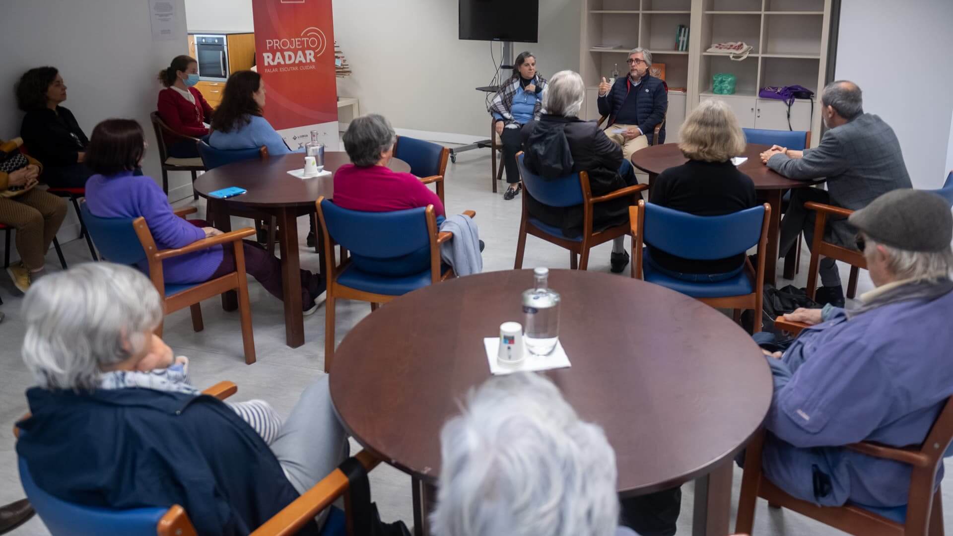 Conversa entre várias pessoas na apresentação