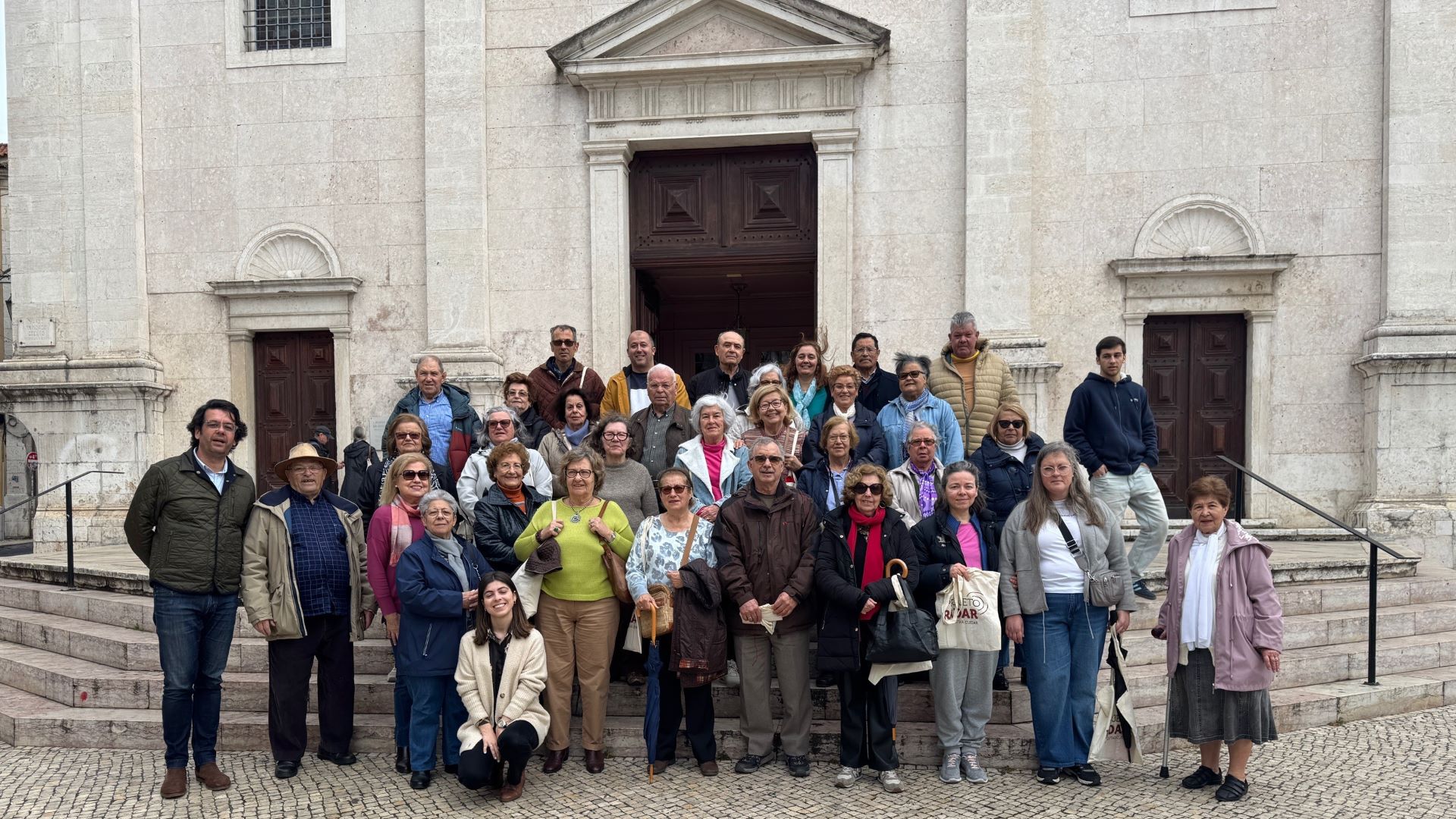 seniores da Academia de Formação para Adultos de Santa Clara à porta da Igreja de São Roque