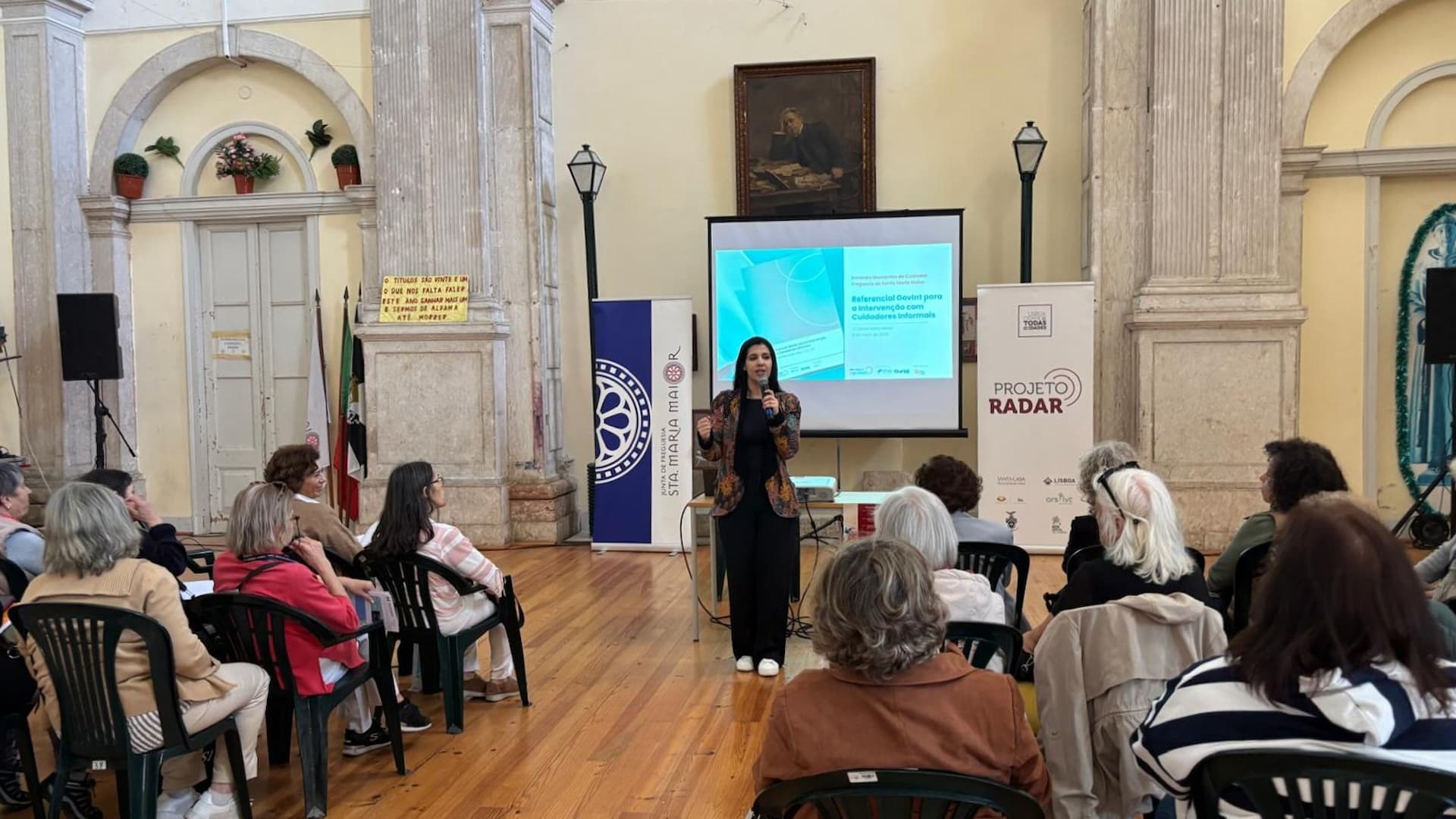 Senhora discursa para plateia